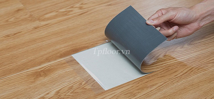 Sàn Vinyl bóc dán là các tấm nhựa Vinyl dùng để lát sàn, đa dạng mẫu mã